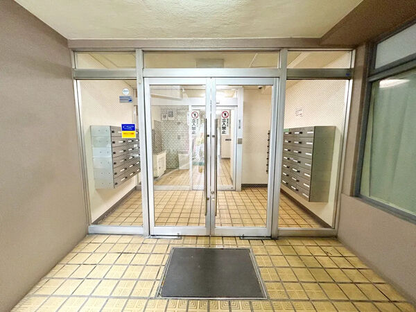 【メゾン太陽】エントランス 【メゾン太陽】エントランス