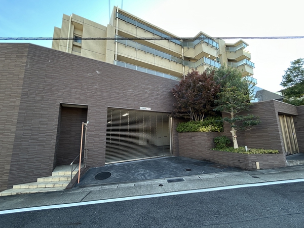 【グランザ一社】シャッターゲート付駐車場