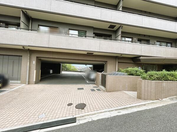【牛田不動院前パークハウス】＜外観と駐車場＞