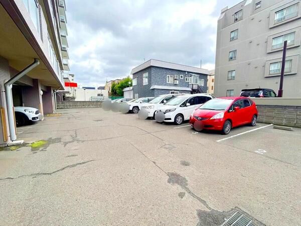 【エバメゾン宮の森】共用部分（駐車場）