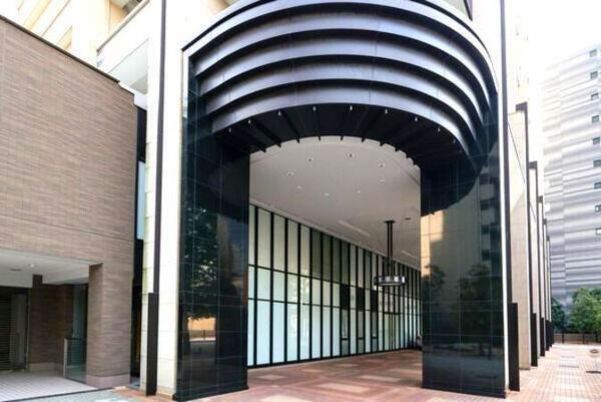 黒・茶・ベージュの抑制の効いた色使いがファサードを彩る。