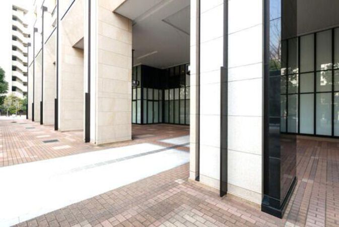 グランドエントランスへのアプローチは、美しいパターンを敷き詰めている。