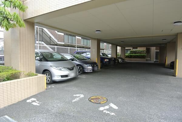 【ライオンズマンション大宮公園】駐車場