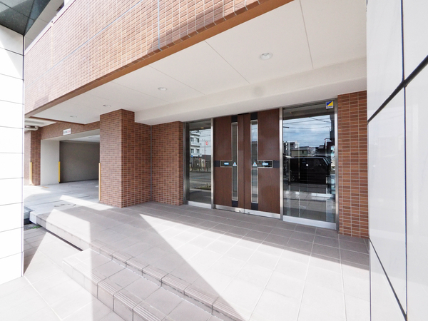 【レゾンシティ安城桜町】エントランス 【レゾンシティ安城桜町】エントランス