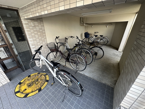 【センチュリー大宮公園】駐輪場