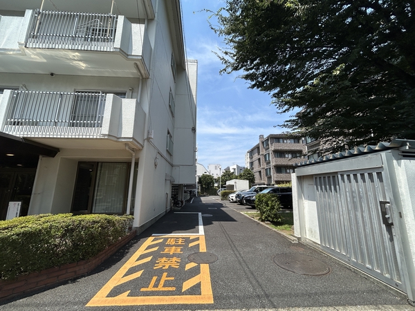 【二子玉川ロイヤルマンション】駐車場入口 【二子玉川ロイヤルマンション】駐車場入口