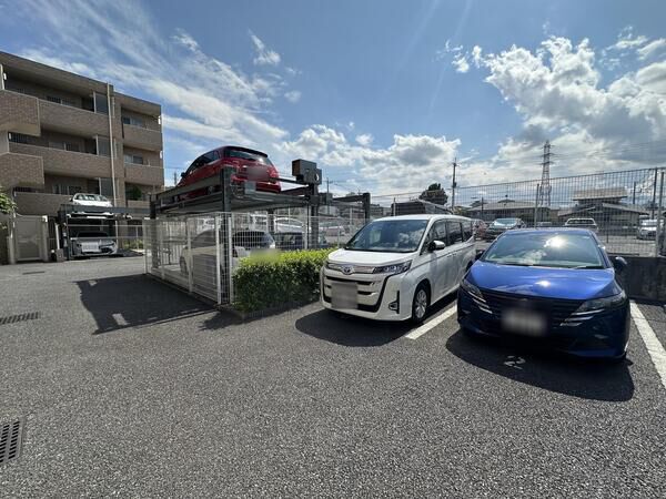 【ローヤルシティ大宮公園】駐車場