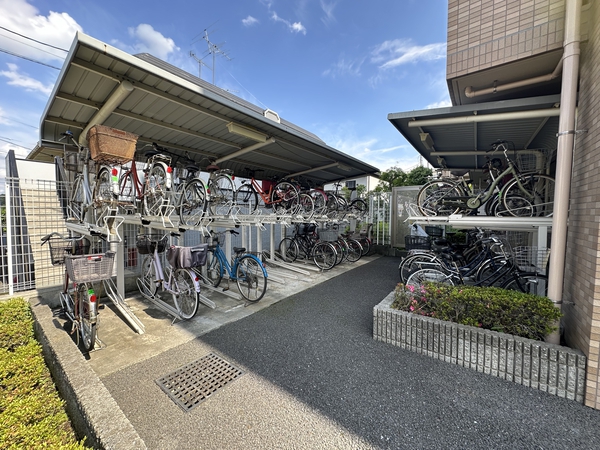 【ローヤルシティ大宮公園】駐輪場