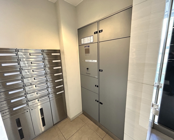宅配ロッカーとメールコーナー