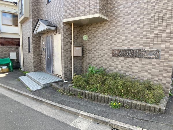 【ルナパレス八幡】エントランスアプローチ