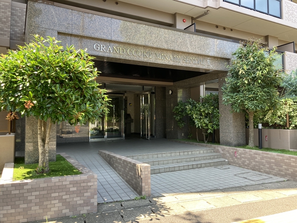 【グラン・コート南仙台第3】エントランスアプローチ 【グラン・コート南仙台第3】エントランスアプローチ