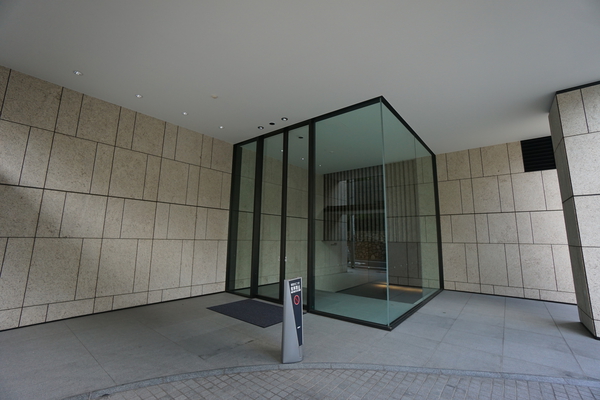 【Brillia高輪REFIR】車寄のあるエントランスアプローチ