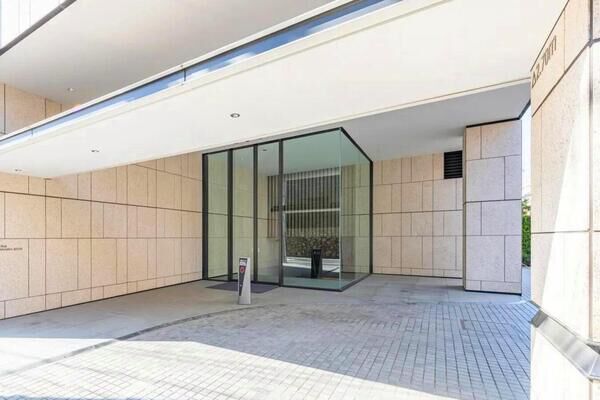 【Brillia高輪REFIR】車寄のあるエントランスアプローチ