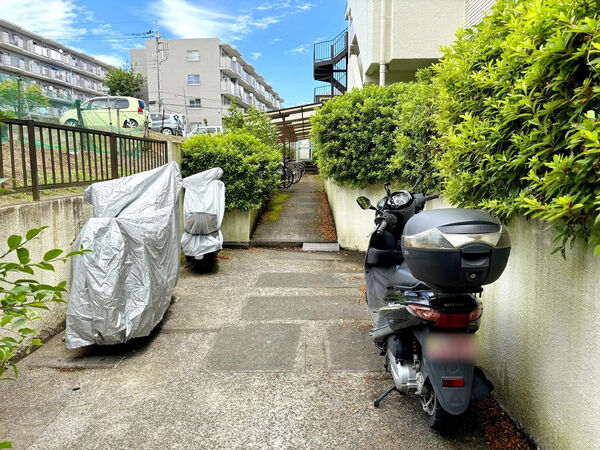 【レガパレス椿峰】バイク置場