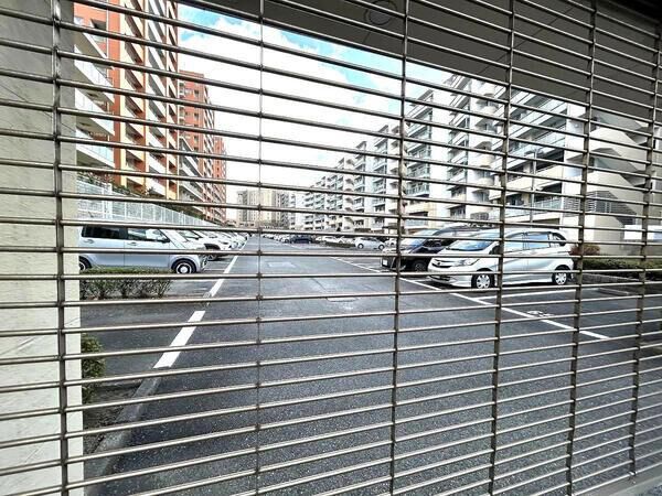 （駐車場）　＜ゲートより望む＞