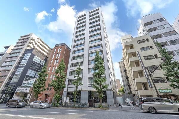 【パークリュクス恵比寿】地上14階地下1階建て。1階の壁には御影石を施し、上質と落ち着きを演出。