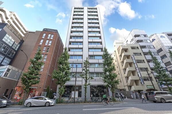 【パークリュクス恵比寿】透明感あふれる白のタイルとガラスの外観が、宝石のごとくきらめきます。