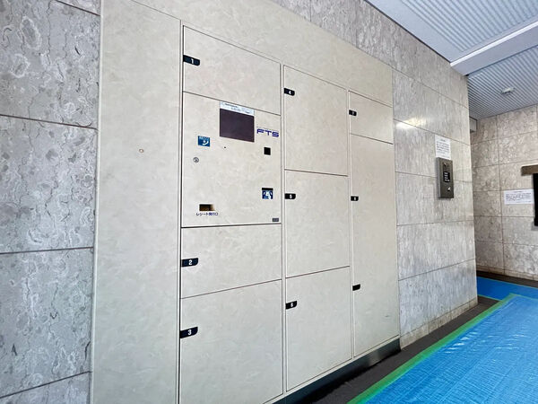 【ルミエール聚楽】エントランス２（宅配ボックス）