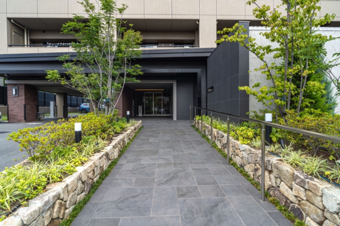 【サンメゾン瑞穂桜山】共用エントランスまでのアプローチ