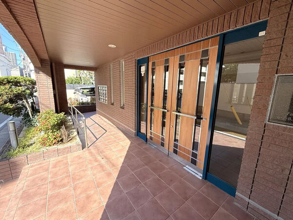 【ファーネスト西新六丁目】エントランス