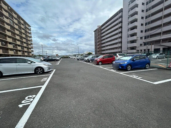【ニューコーポ港楽】駐車場