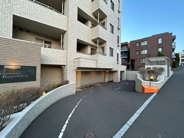 【クリーンリバーフィネス宮の森三条】共用部分(駐車場入口) 【クリーンリバーフィネス宮の森三条】共用部分(駐車場入口)