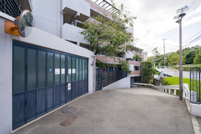 【コンフォール緑地公園】駐車場入り口