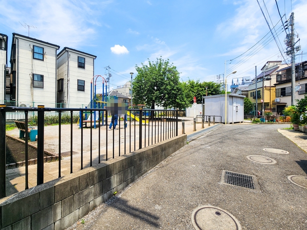 渋谷区立本町南児童公園まで約97m(徒歩2分) 渋谷区立本町南児童公園まで約97m(徒歩2分)