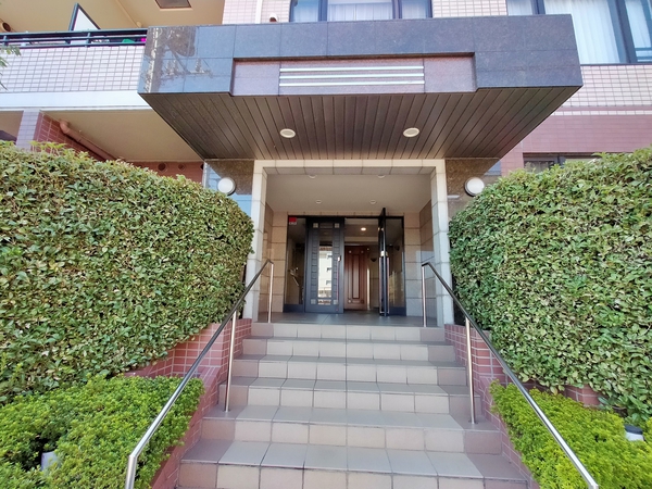 【ヒルズ梅ヶ丘ステラハウス】エントランス