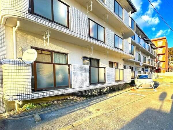 【アンピール諸岡】（駐車場）