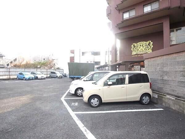 【ライオンズプラザ富雄】駐車場