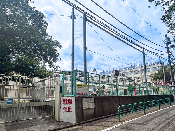 杉並第一小学校まで約270m(徒歩4分)