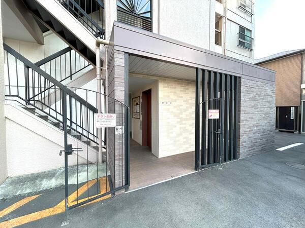 【聖蹟桜ヶ丘コーポラス】建物入口 【聖蹟桜ヶ丘コーポラス】建物入口