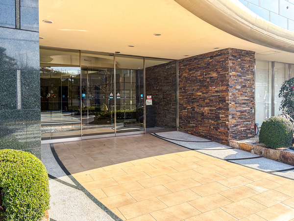 【アメニティ石山寺リバープレミア】エントランス 【アメニティ石山寺リバープレミア】エントランス