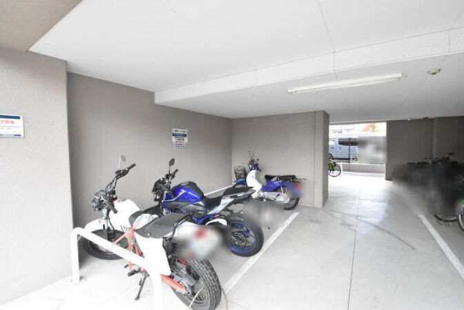 ＜バイク置き場＞