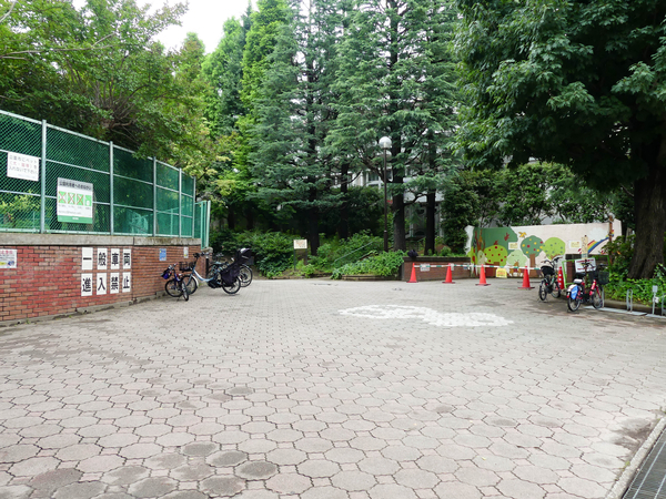 北新宿公園多目的広場まで約160m(徒歩2分)