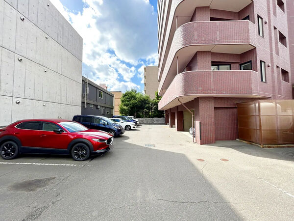 【ダイアパレス円山紫宮殿】共用部分（駐車場）