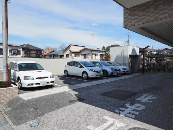 【コスモ大宮ラフィーユ】駐車場