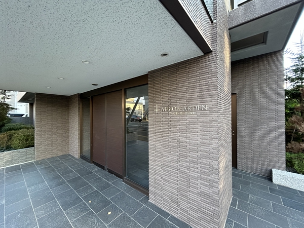 【アルビオガーデン栄町】エントランス
