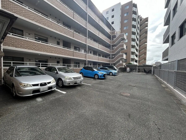 【藤崎ロジュマン】駐車場 【藤崎ロジュマン】駐車場