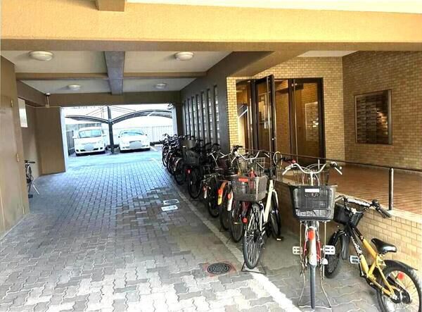 【三旺マンション第2鶴舞】エントランス１（駐輪場）