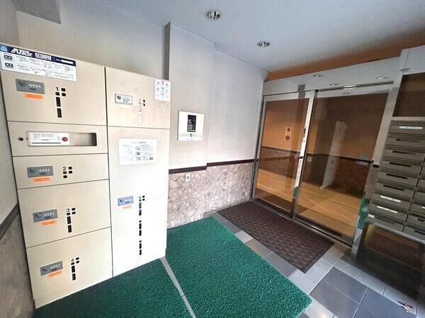 【ロマネスク桜坂第2】エントランス（宅配ボックスがあります。）