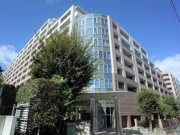 【マナーズフォート】緑との調和が美しい外観