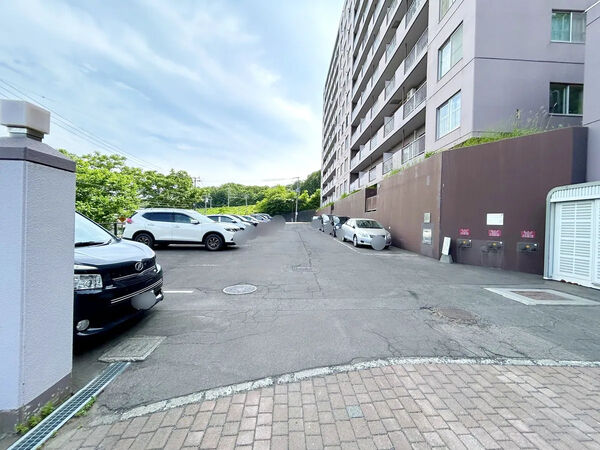 【サーム青葉】駐車場