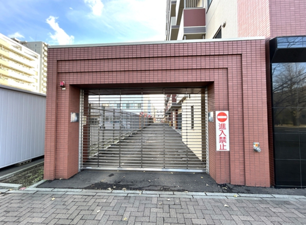 駐車場出入口（グリルシャッター）