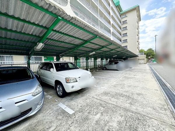 【伊丹グリーンハイツ】駐車場