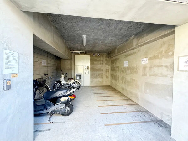 【ネオマイム上大岡壱番館】バイク置場