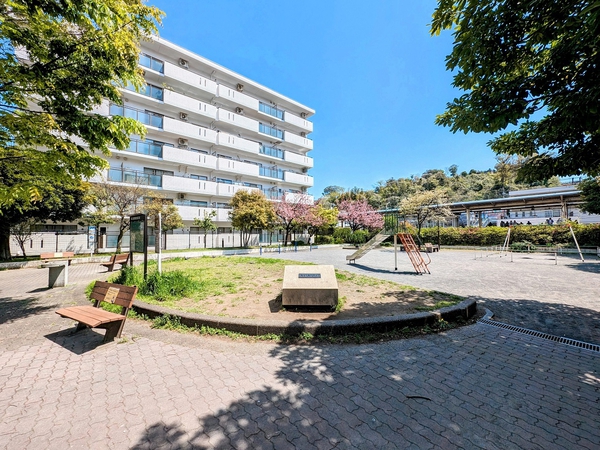 保土ケ谷駅前公園（マンションに隣接）