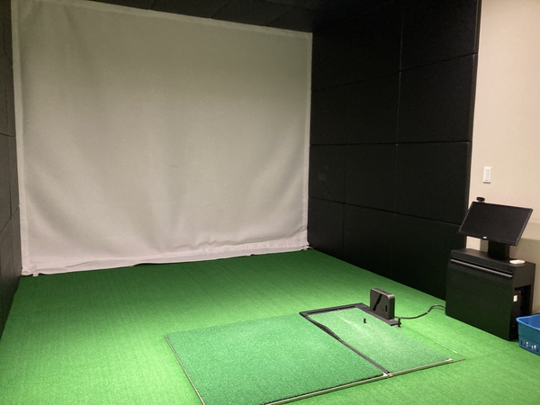 ゴルフレンジ　シミュレーション２台あり
