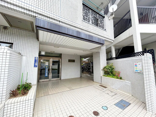 【ワコー石神井公園マンション】エントランス 【ワコー石神井公園マンション】エントランス